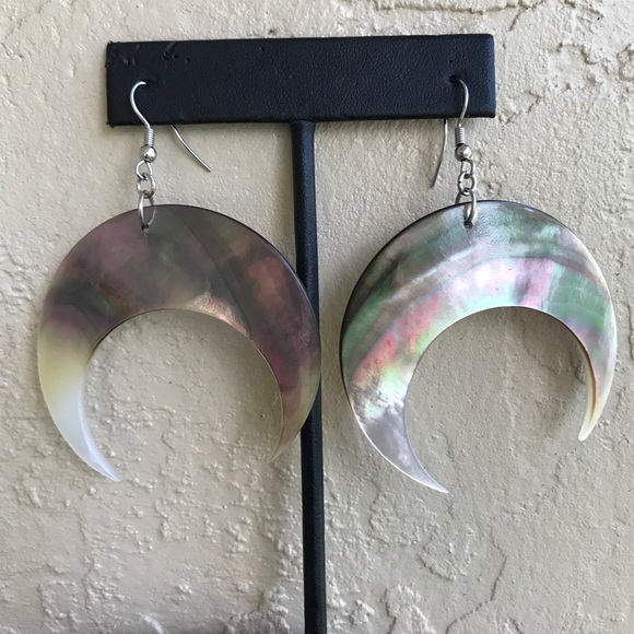 Mother of pearl big crescent moon boho earrings - Picture 5 of 8